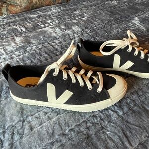 Anthropologie - VEJA Sneakers - NOVA  ( EUR 41 / US 10)